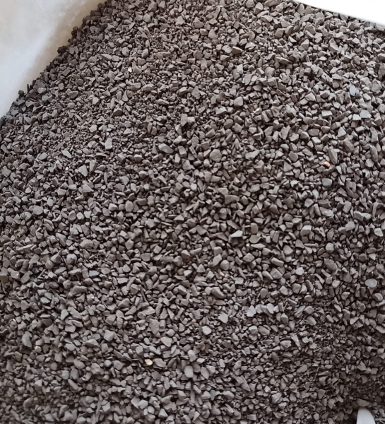 Schamotte – schwarzbrennend -  S – Körnung 0,5 bis 2 mm – Brenntemperatur bis 1.200° C – Preis per kg