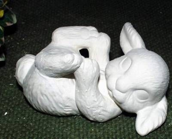 Kleiner  Hase - auf Rücken liegend - Schrühware