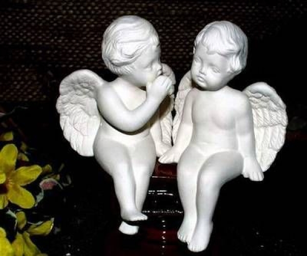 Putten – klein – flüsternd und zuhörend im 2er-Set – je 10,2 cm hoch – Schrühware