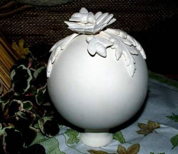 Rosenkugel mit 1 Blüte und 2 Bienen - mit Blättern - Teile lose – Schrühware