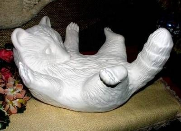 Waschbär auf dem Rücken - 38 cm lang - 31 cm breit - 21 cm hoch - Schrühware