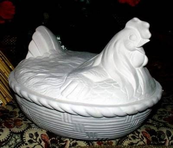 Große Kasserole  mit Hennendeckel - Schrühware - 24 x 18 cm