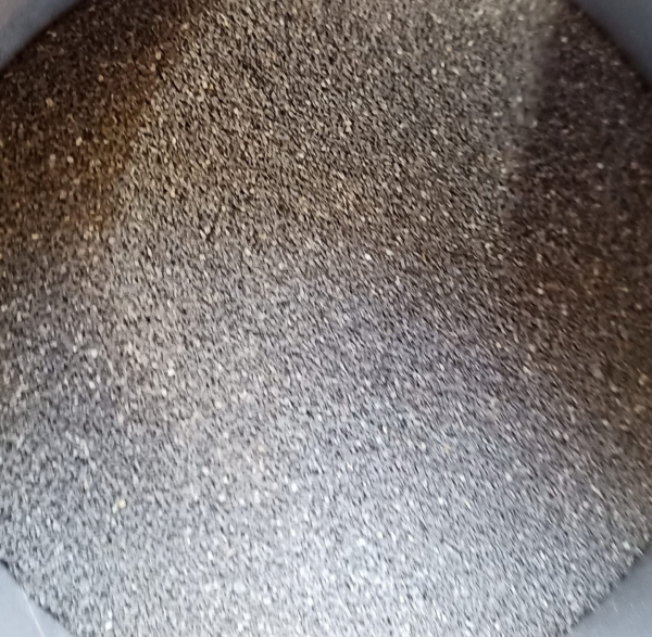 Spots – dunkel – Körnung 0,2 bis 0,5 mm – Brenntemperatur bis 1.300° C – Preis per kg