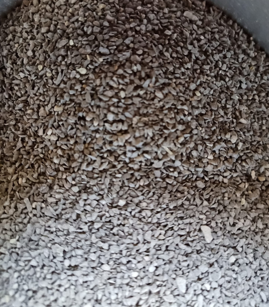 Spots – dunkel – Körnung 0,5 bis 1 mm – Brenntemperatur bis 1.300° C – Preis per kg