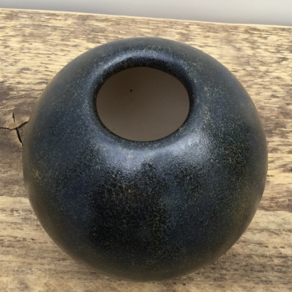 Salamander – seidenglänzend – 800 ml – Steinzeug-Glasur von BOTZ - Brennbereich 1.220 bis 1.280 °C