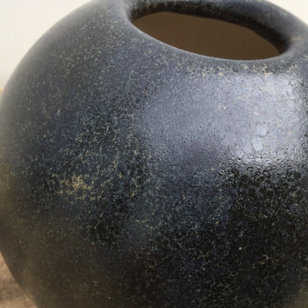 Salamander – seidenglänzend – 800 ml – Steinzeug-Glasur von BOTZ - Brennbereich 1.220 bis 1.280 °C