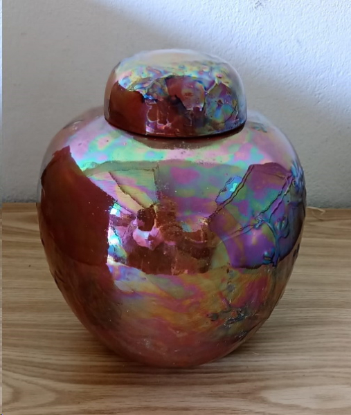 Deckel-​Vase mit Relief – 24 cm hoch – 20 cm breit – tolle metallische, schimmernde Glasur – Handarbeit – Unikat