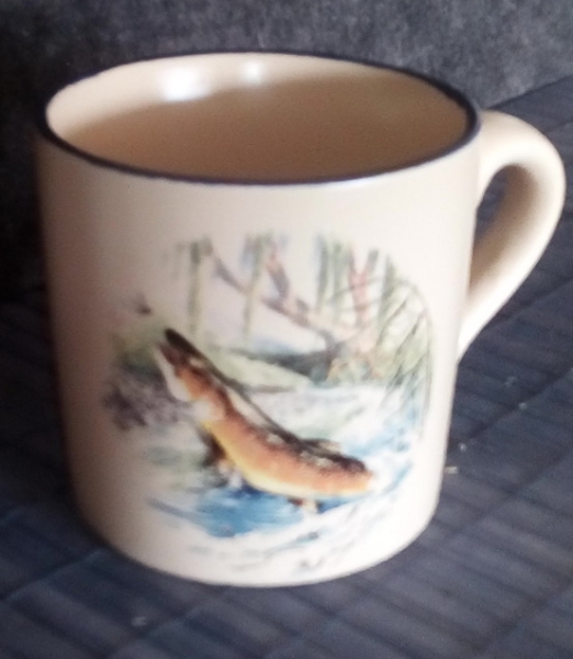 Keramik-Tasse - Becher mit Wunschname – Motiv: 1 x Fisch / Forelle