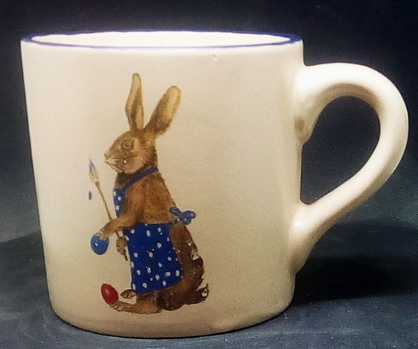 Keramik-Tasse - Becher mit Wunschname – Motiv: 2 x Osterhase mit blauer Schürze