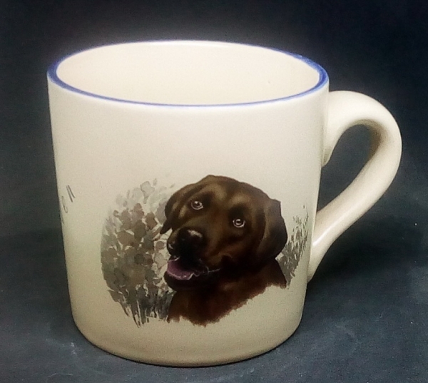 Keramik-Tasse  - Becher mit Wunschname – Motiv: 1 x brauner Labrador / Chocolate Labrador