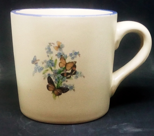 Keramik-Tasse mit Wunschname – Motiv: 2 x Schmetterlinge und Vergissmeinnicht – 50 mm