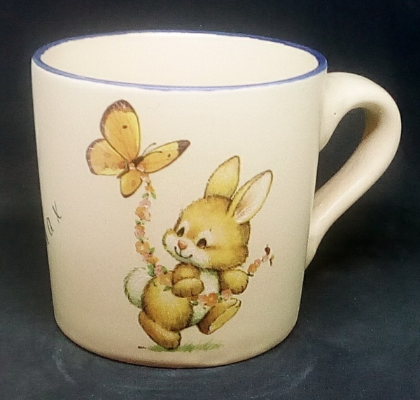 Keramik-Tasse  - Becher mit Wunschname – Motiv: 1 x Hase mit Schmetterling – Bunny & Butterfly