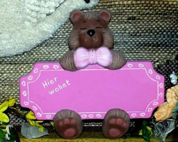 Teddy-​Türschild mit Bohrlöchern – 22 x 20 cm – Schrühware – Sonderangebot