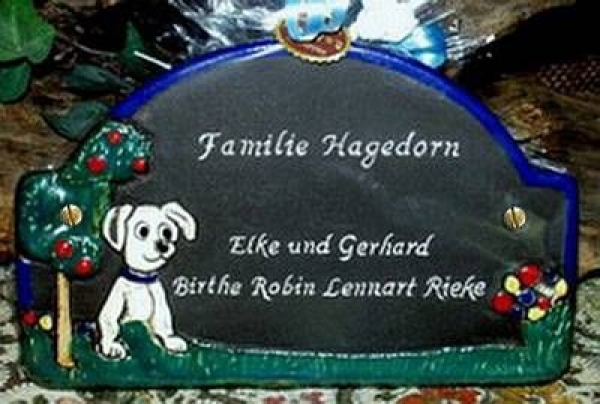 Keramik-Türschild – Friesentrend – Hund und Apfelbaum – ca. 22 x 14 cm – Schriftfeld dunkelbraun  – Handarbeit