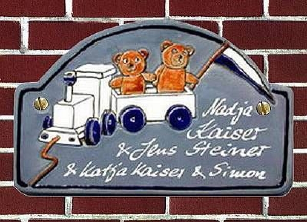 Keramik-Türschild – Friesentrend – Teddy – Eisenbahn – ca. 22 x 14 cm – Schriftfeld blaugrau  – Handarbeit