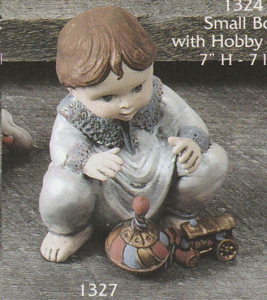 Hockender Junge mit Spielzeug – klein - 15 cm hoch – Schrühware