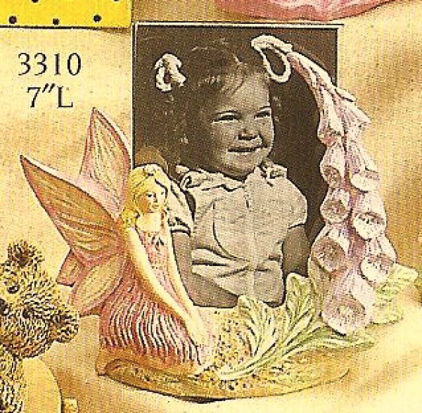 Bilderhalter mit Elfe und Fingerhut – 18 cm hoch – Schrühware