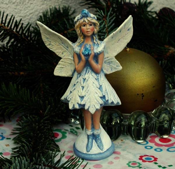 Winterelfe mit Schneeflocke – 16 cm hoch – Schrühware