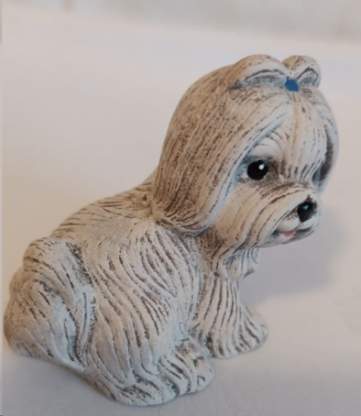Hund – hell – Shih Tzu – 8 x 8 cm   – Handarbeit aus Keramik – aufwändig bemalt – Unikat