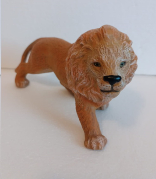 Löwe – 20 x 11,5 cm   – Handarbeit aus Keramik – aufwändig bemalt – Unikat