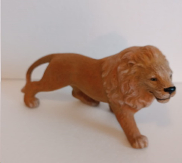 Löwe – 20 x 11,5 cm   – Handarbeit aus Keramik – aufwändig bemalt – Unikat