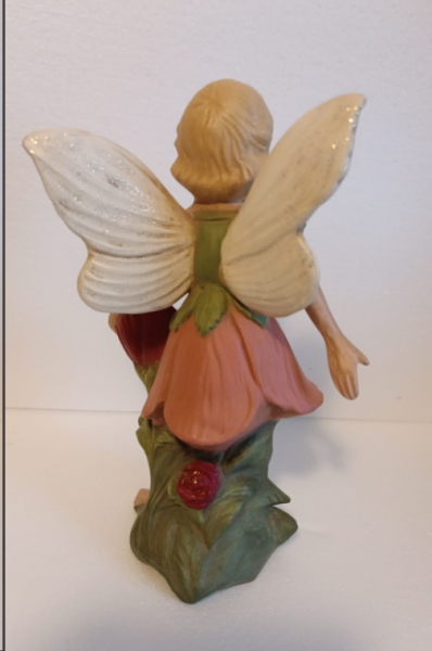 Elfe mit Rose – 20,5 cm hoch – Handarbeit aus Keramik – sehr schönes Unikat