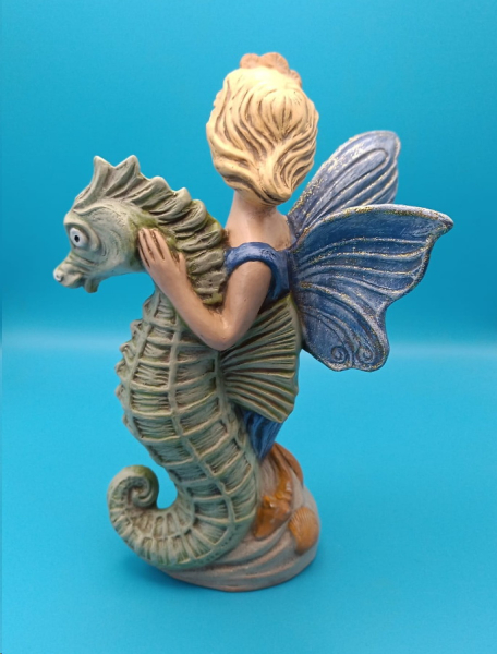 Elfe auf Seepferdchen – 25 cm hoch  – Handarbeit aus Keramik – Unikat