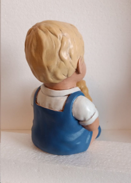 Kleinkind – Junge mit Hund – Kantensitzer – 22 cm hoch – Handarbeit aus Keramik – sehr schönes Unikat