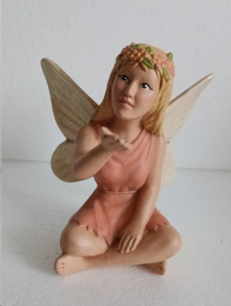 sitzende Elfe – 12 cm hoch – Handarbeit aus Keramik – sehr schönes Unikat