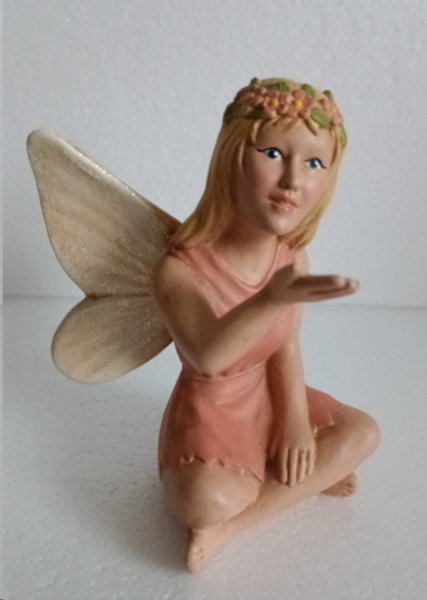 sitzende Elfe – 12 cm hoch – Handarbeit aus Keramik – sehr schönes Unikat