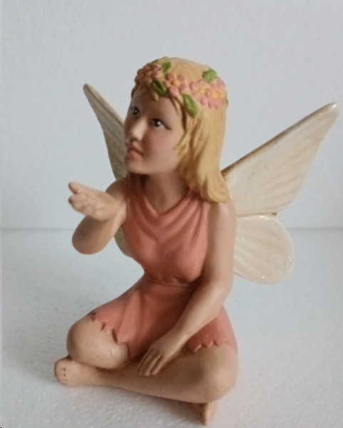 sitzende Elfe – 12 cm hoch – Handarbeit aus Keramik – sehr schönes Unikat