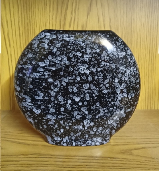 Flache Vase – schwarz-weiß glasiert – innen schwarz – 16,5 x 18 cm – Handarbeit – Unikat