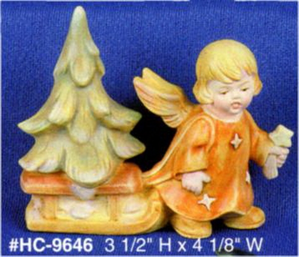 Engel mit Schlitten und Baum – 8,9 cm hoch – Schrühware