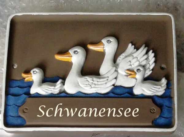 Keramik-Türschild – Schwanen-Familie – vier Schwäne – 19,4 x 14,1 cm – Schriftfeld braun – Handarbeit