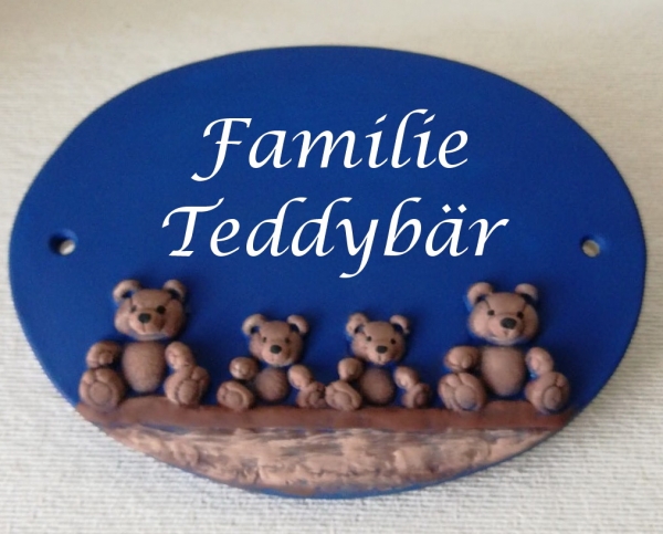 Keramik-Türschild – Teddyfamilie – 4 Teddys – 18,5 x 13,7 cm – Schriftfeld mittelblau – Handarbeit – Unikat