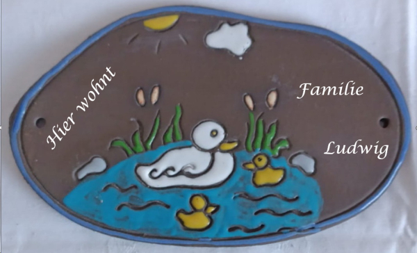 Keramik-Türschild – Enten-Familie im Teich – 21 x 12,5 cm – Schriftfeld braun – Handarbeit