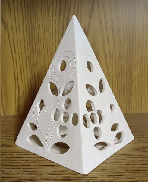 Pyramiden-Windlicht – 4seitiges Blumenmotiv  - 12 x 12 x 18 cm – Schrühware – Einzelstück – Sonderangebot