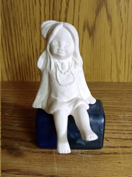 Indianerkind – August   – Kantensitzer – 10 cm hoch – Schrühware – Sonderangebot