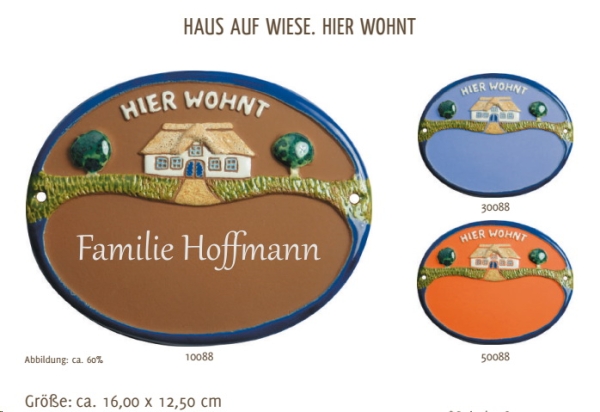 Keramik-Türschild – Lasergravur – 16 x 12,5 cm – Farb- und Schriftauswahl – Haus auf Wiese – Hier wohnt (fester Text)