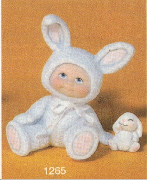 Osterkind – sitzend – mit Ei– 10 cm hoch – Schrühware