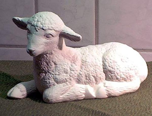 Lamm – Schaf – liegend – linksschauend – 27,5 cm lang - Schrühware