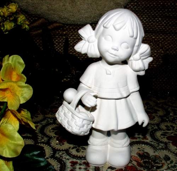 Oster-Mädchen mit Korb – 15 cm hoch – Schrühware