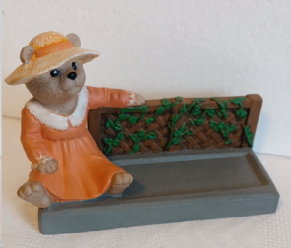 Teddy Bear Cardholder – Teddy-Visitenkartenhalter – 16 x 6,3 x 10,5 cm – Schrühware