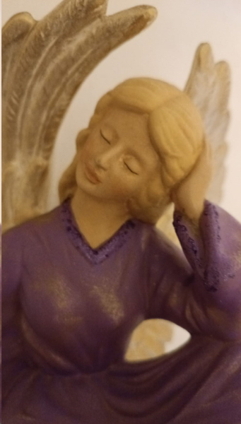 Schlafender Engel – 16 cm hoch  – Handarbeit aus Keramik – aufwändig bemalt – Unikat