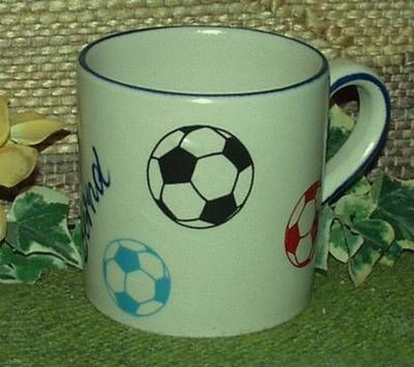 Keramik-Tasse  - Becher mit Wunschname – Motiv: 5 x Fußball