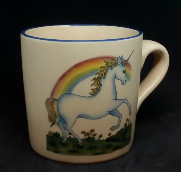 Keramik-Tasse  - Becher mit Wunschname – Motiv: 1 x Einhorn mit Regenbogen