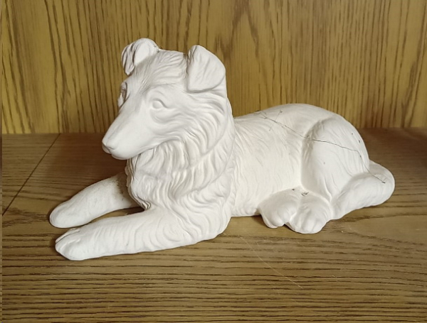 LIegender Hund – 23 x 13,5 cm – Schrühware – Restbestand – Sonderangebot