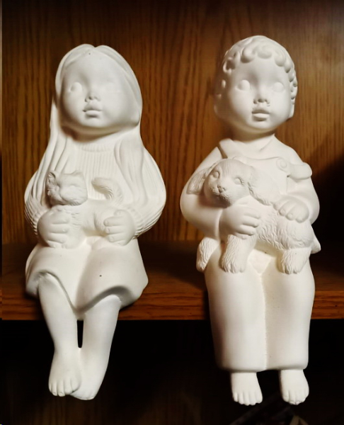 Kinderpaar mit Hund und Katze – Regalsitzer im 2er-Set – bis 22 cm hoch – Schrühware – Restbestand – Sonderangebot