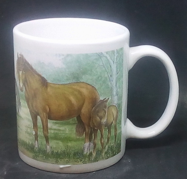 Keramik-Tasse - Becher mit Wunschname – Rundum-Motiv: Pferde mit Fohlen