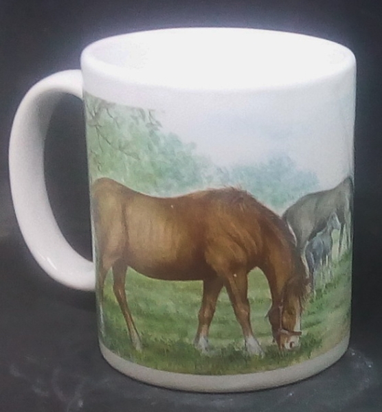 Keramik-Tasse - Becher mit Wunschname – Rundum-Motiv: Pferde mit Fohlen